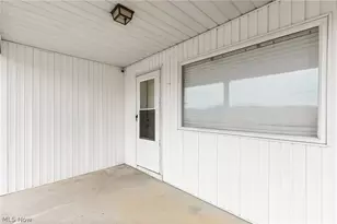 55249 Locust Dr, Bridgeport, OH 43912 - Photo 5