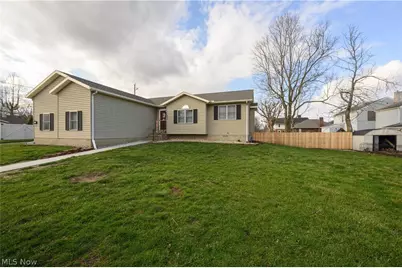 223 E 9th Street, Uhrichsville, OH 44683 - Photo 1
