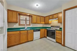 586 Abbe Rd, Sheffield Lake, OH 44054 - Photo 11