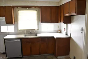 231 Trumbull Ave NE, Warren, OH 44483 - Photo 11