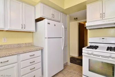 6270 Greenwood #302, Sagamore Hills, OH 44067 - Photo 5