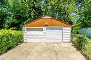 13815 Cranwood Park Blvd, Garfield Heights, OH 44125 - Photo 9