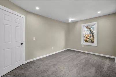 13620 S Parkway Drive, Garfield Heights, OH 44105 - Photo 25