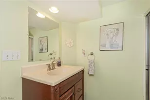 1101 Bonnie Ln, Mayfield Heights, OH 44124 - Photo 21