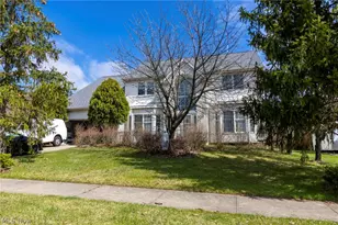 7571 Pleasant Run Dr, Green Hills, OH 44131 - Photo 3