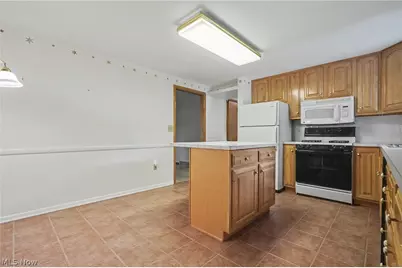 1974 Silver Fox Lane NE, Warren, OH 44484 - Photo 7