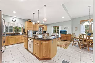 2011 E Swan Lake Cir, Kent, OH 44240 - Photo 17