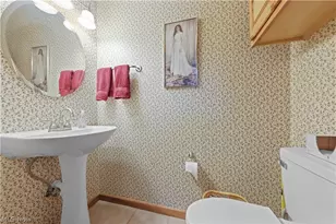 2011 E Swan Lake Cir, Kent, OH 44240 - Photo 17