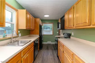 11121 Gabriella Dr, Parma, OH 44130 - Photo 3