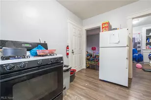 4004 E 52nd St, Newburgh Heights, OH 44105 - Photo 9