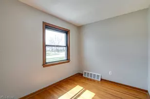 8514 Deerfield Dr, Parma, OH 44129 - Photo 9