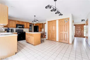 8105 Caymen Ct, Canfield, OH 44406 - Photo 9