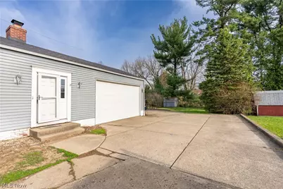 263 Everhard Road SW, North Canton, OH 44709 - Photo 3
