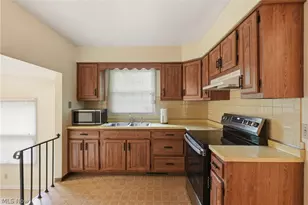 2445 Olentangy Dr, Akron, OH 44333 - Photo 9