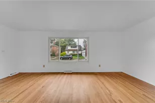 927 E 216th St, Euclid, OH 44119 - Photo 9