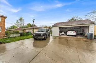 927 E 216th St, Euclid, OH 44119 - Photo 5