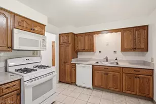 513 Lynnview Dr, Sagamore Hills, OH 44067 - Photo 7