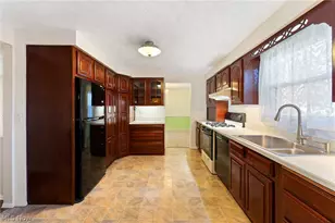 2085 Woodland Trace St, Austintown, OH 44515 - Photo 9