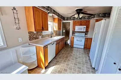 275 E 210th Street, Euclid, OH 44123 - Photo 11
