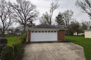 11531 Barrington Blvd, Parma Heights, OH 44130 - Photo 3