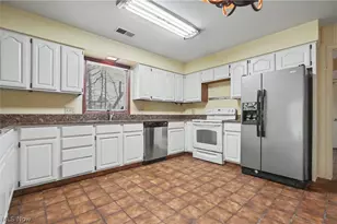 624 Hampton Ridge Dr, Akron, OH 44313 - Photo 13