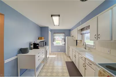 2015 Wallace Lane, Lorain, OH 44053 - Photo 9