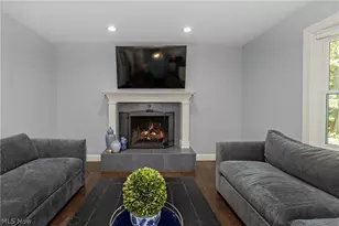 8290 Pine Creek Ct, Chagrin Falls, OH 44023 - Photo 9