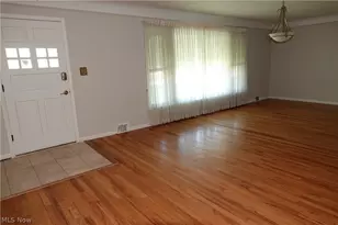 1661 Chelmsford Rd, Mayfield Heights, OH 44124 - Photo 7