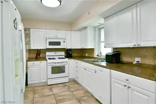 2548 Hilltop Dr, Poland, OH 44514 - Photo 13