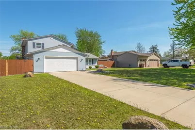 404 Oaknoll Drive, Amherst, OH 44001 - Photo 3