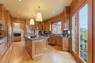 352 Bingham Ct, Bratenahl, OH 44108 - Photo 9