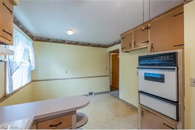 9609 Alexander Road, Garfield Heights, OH 44125 - Photo 11