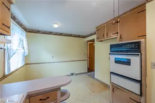 9609 Alexander Rd, Garfield Heights, OH 44125 - Photo 11