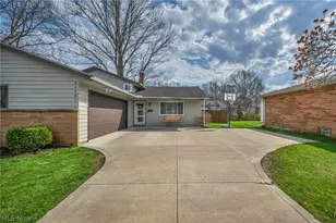 24281 Lebern Dr, North Olmsted, OH 44070 - Photo 3