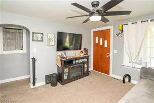 462 Fenton Ave NE, Canton, OH 44704 - Photo 3
