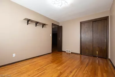 5180 Thornbury Road, Lyndhurst, OH 44124 - Photo 15