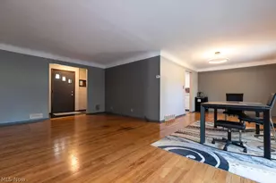 5180 Thornbury Rd, Lyndhurst, OH 44124 - Photo 7