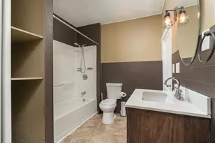 557 Washington Ave, Barberton, OH 44203 - Photo 11