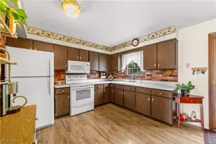 176 Pinewood Dr, Elyria, OH 44035 - Photo 9