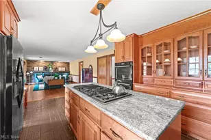 8730 Bainbridge Rd, Chagrin Falls, OH 44023 - Photo 9