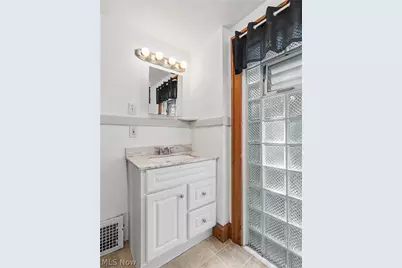 190 E Brookside Avenue, Akron, OH 44301 - Photo 23