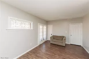 2035 Chesterland Ave, Oakwood, OH 44107 - Photo 15