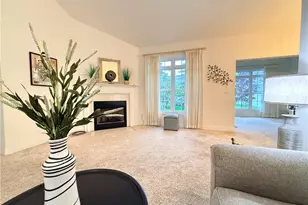 370 Rosebury Ct, Mayfield Heights, OH 44124 - Photo 9