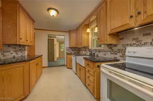 905 Pineview Ave SE, North Canton, OH 44720 - Photo 5
