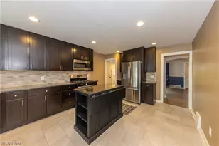 1241 Sunset Rd, Mayfield Heights, OH 44124 - Photo 9