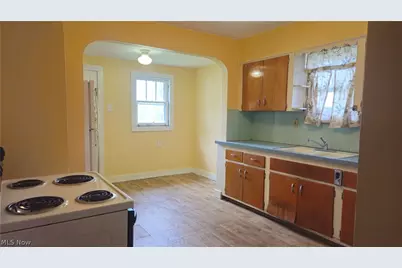 387 E York Street, Akron, OH 44310 - Photo 5