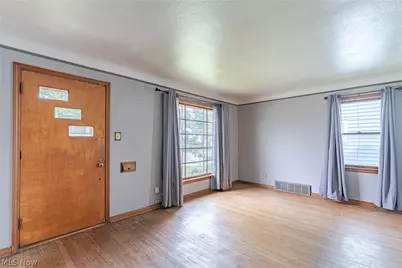 11104 McCracken Road, Garfield Heights, OH 44125 - Photo 3