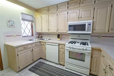 1009 Fair Oaks Avenue SW, North Canton, OH 44720 - Photo 7