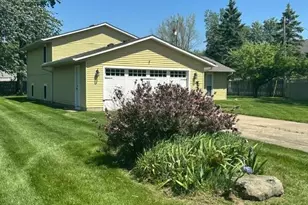 454 Oaknoll Dr, Amherst, OH 44001 - Photo 3