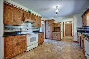 883 Basel St, Sugarcreek, OH 44681 - Photo 9